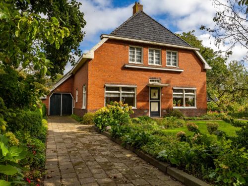 Haren (G) – Karakteristieke boerderij in woonwijk