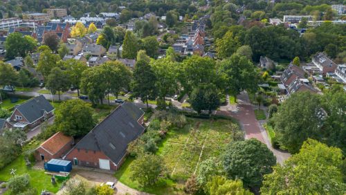 Karakteristieke boerderij in woonwijk (Haren - Gr)